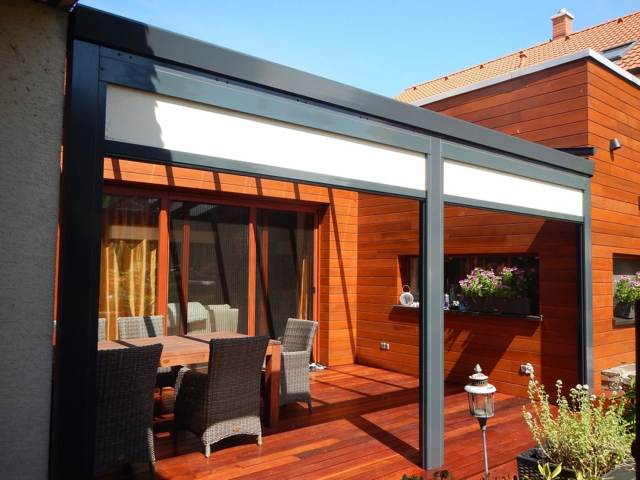 Hliník a dřevo v harmonii: Jak sladit pergolu s přírodní zahradou